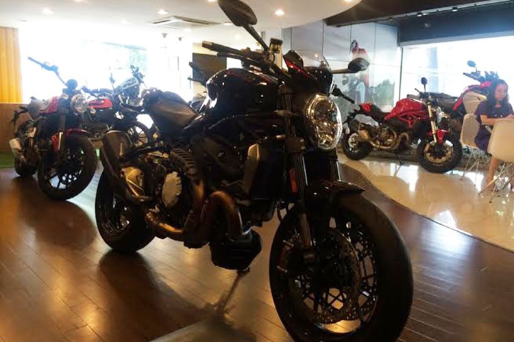 Ducati Monster 1200R se co gia gan 1 ty dong tai VN